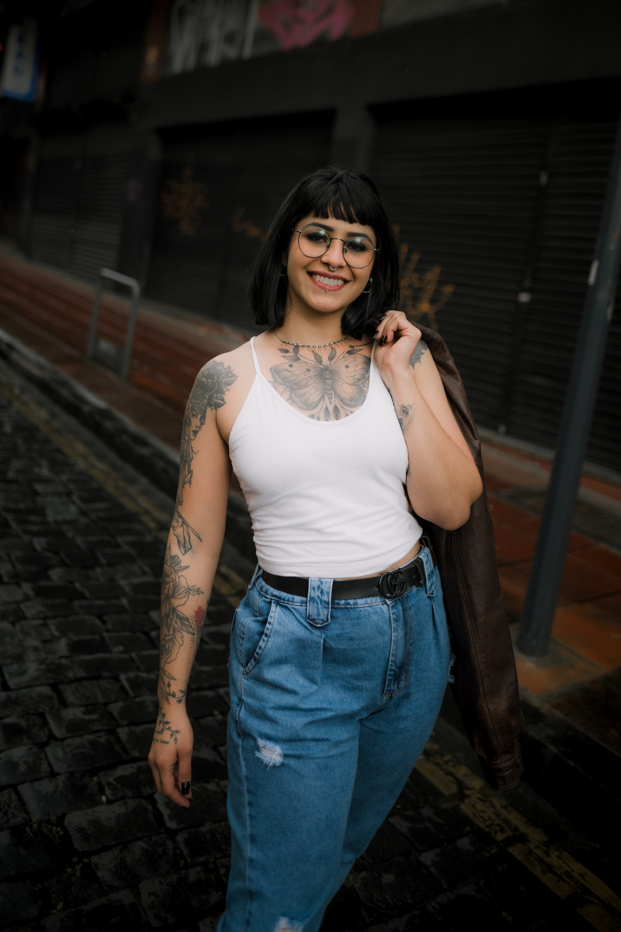 Dieni sorrindo, com roupa branca, em uma caminhada pela cidade